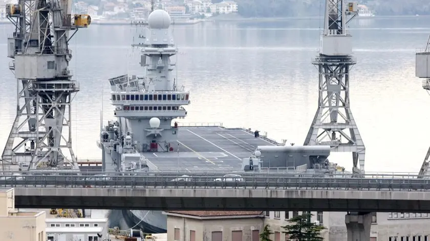 La portaerei Cavour a Trieste