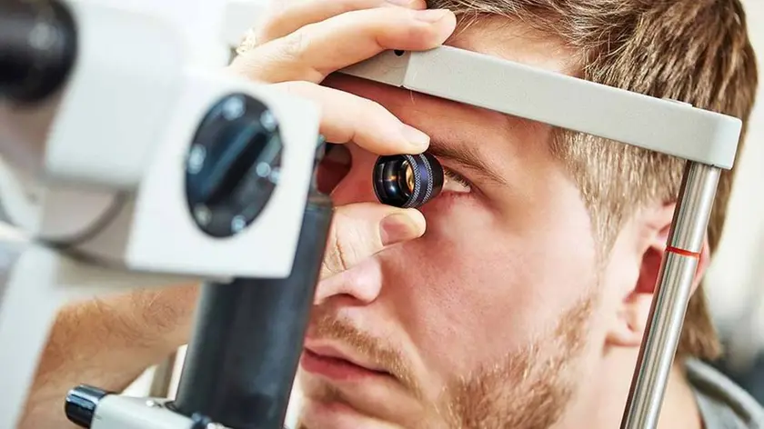 Un paziente si sottopone a una visita oculistica