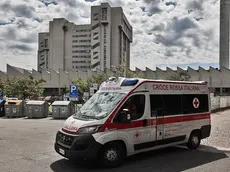 Un’ambulanza davanti all’ospedale triestino di Cattinara