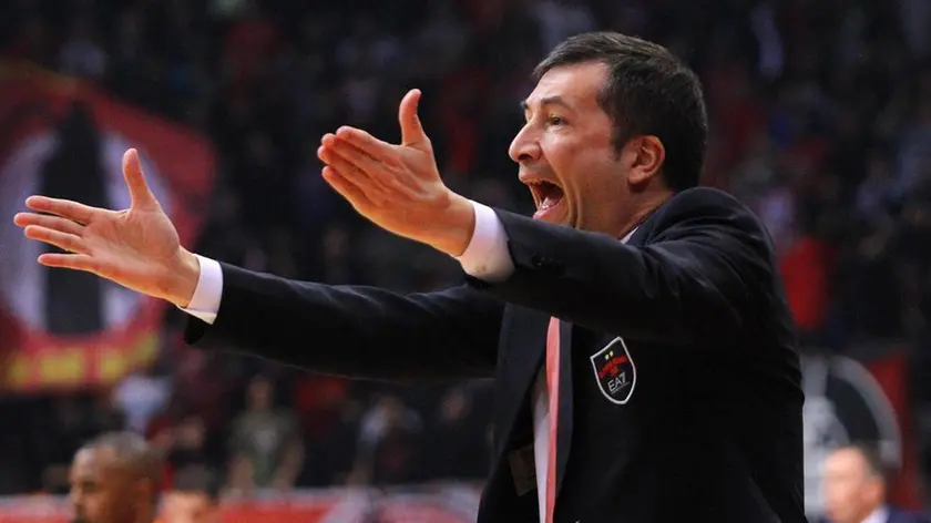 Luca Banchi head coach of Armani Milano reacts during the Basketball Euroleague TOP 16 match between Olympiacos Piraeus and Armani Milano at the SEF Indoor arena in Piraeus, Greece, 06 March 2014. ANSA/SPYROS CHORCHOUBAS
