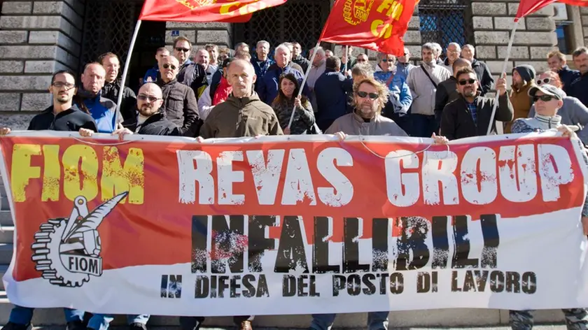 Il presidio dei dipendenti Revas davanti al palazzo di Giustizia (foto Silvano)