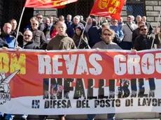 Il presidio dei dipendenti Revas davanti al palazzo di Giustizia (foto Silvano)