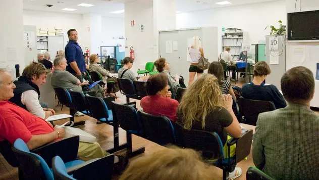 Silvano Trieste 26/07/2011 File di contribuenti, Agenzia delle Entrate