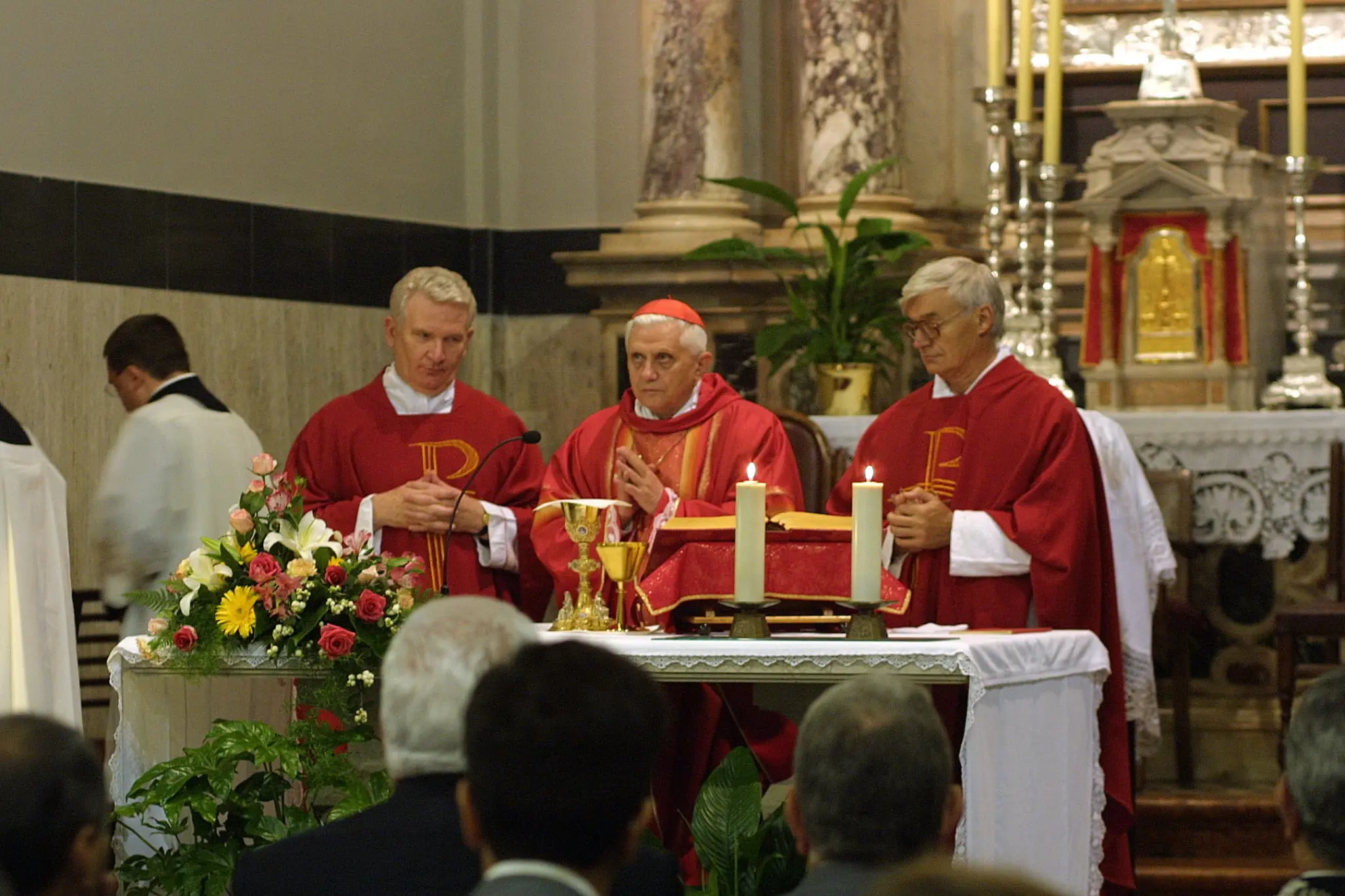 In questa galleria fotografica di Andrea Lasorte, l'allora Cardinale Ratzinger in visita a Trieste nel 2002. Lo ricordiamo così all'Auditorium del Revoltella, il 20 settembre, per partecipare ad un convegno della Fondazione Liberal sul Pensiero Filosofico e la mattina del 21 settembre, quando celebrò la messa nella chiesa del Rosario