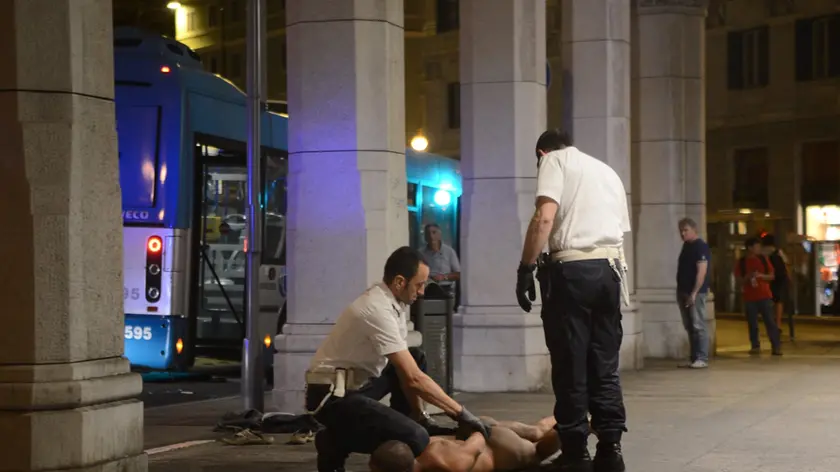 L'esagitato bloccato a terra dai vigili urbani (foto del lettore Alessandro Rosario Rizza)