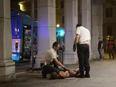 L'esagitato bloccato a terra dai vigili urbani (foto del lettore Alessandro Rosario Rizza)