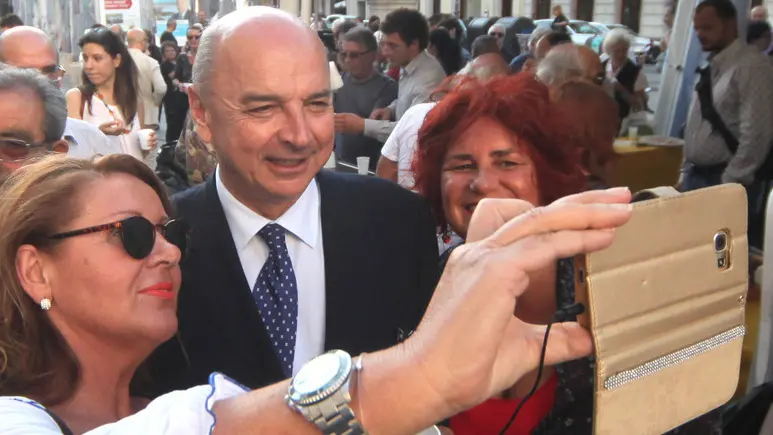 Il sindaco Dipiazza fa un selfie con due ammiratrici