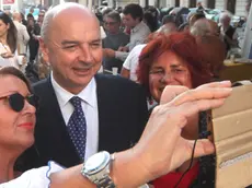 Il sindaco Dipiazza fa un selfie con due ammiratrici