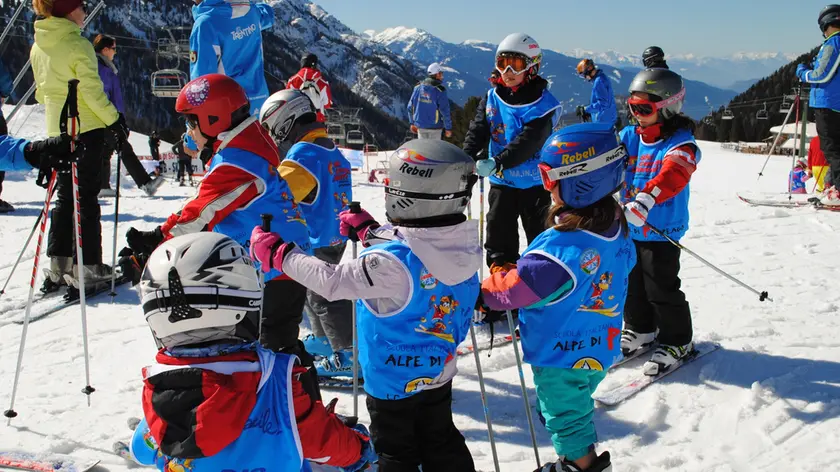 Bambini sugli sci