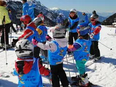 Bambini sugli sci