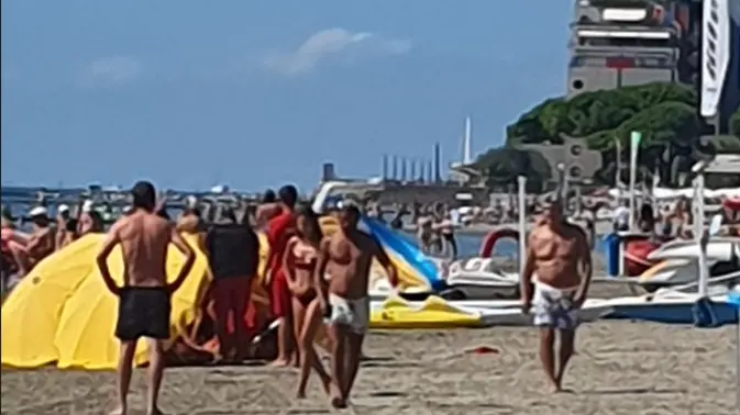 I soccorsi in spiaggia a Grado