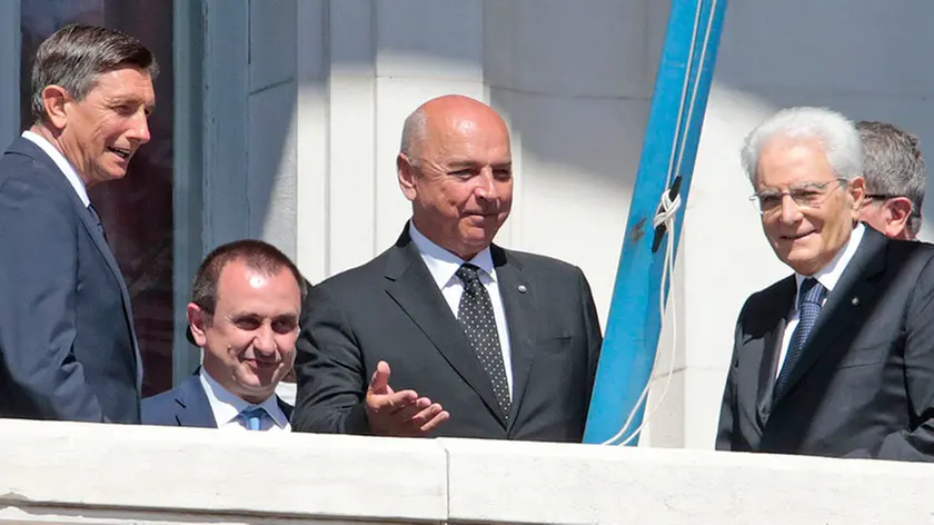 Dipiazza (dietro di lui Rosato) tra Pahor e Mattarella sul balcone della Prefettura. Foto di Massimo Silvano