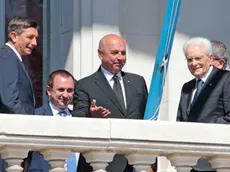 Dipiazza (dietro di lui Rosato) tra Pahor e Mattarella sul balcone della Prefettura. Foto di Massimo Silvano