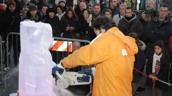 Bumbaca Gorizia 15.12.13 Piazza Vittoria scultura ghiaccio - Fotografia di Pierluigi Bumbaca