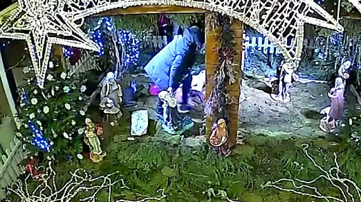 Il vandalo in azione in un frame del video
