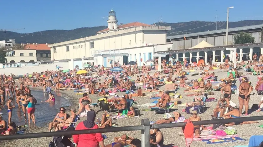 Una donna passeggia in burkini al Pedocin