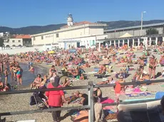 Una donna passeggia in burkini al Pedocin