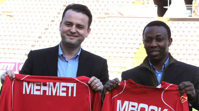 Il presidente della Triestina Mehmeti con Pierre Mbock