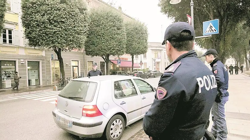 Agenti di Polizia del Commissariato in attività di controllo sul territorio cittadino Foto Katia Bonaventura