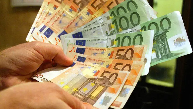 20090331 - ROMA - FIN - CRISI: CEI, CON BANCHE PRESTITI 300MLN A FAMIGLIE POVERE - Un fondo di garanzia da circa 30 milioni di euro in grado di generare prestiti bancari per 300 milioni da destinare alle famiglie in difficolta' a causa della crisi e' stato istituito dalla ..Conferenza episcopale italiana grazie ad un accordo con l'Abi, l'associazione bancaria italiana. .. Potranno farne richiesta di accesso le famiglie regolari con tre figli o malati a carico che abbiano perso ogni fonte di ..reddito... ETTORE FERRARI /ANSA / KLD