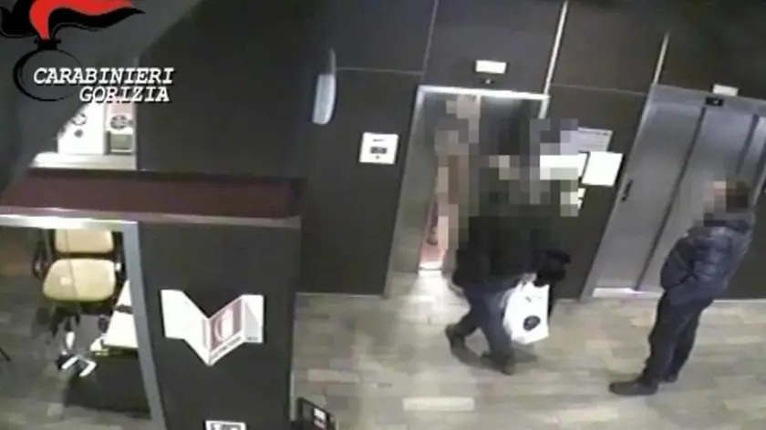 Un frame tratto dalle immagini fornite dai Carabinieri di Gorizia utilizzate nel corso dell'operazione che ha portato a quattordici avvisi di conclusione indagini notificati ad altrettanti "furbetti del cartellino", dipendenti della Regione Friuli Venezia Giulia, indagati dalla procura di Gorizia per l'ipotesi di reato di truffa, 17 aprile 2018. ANSA/ UFFICIO STAMPA CARABINIERI GORIZIA..+++ NO SALES, EDITORIAL USE ONLY +++