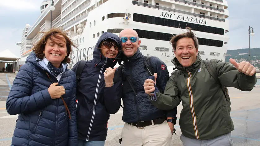 Gruppo di turisti siciliano affascinato dalla bora. Lasorte