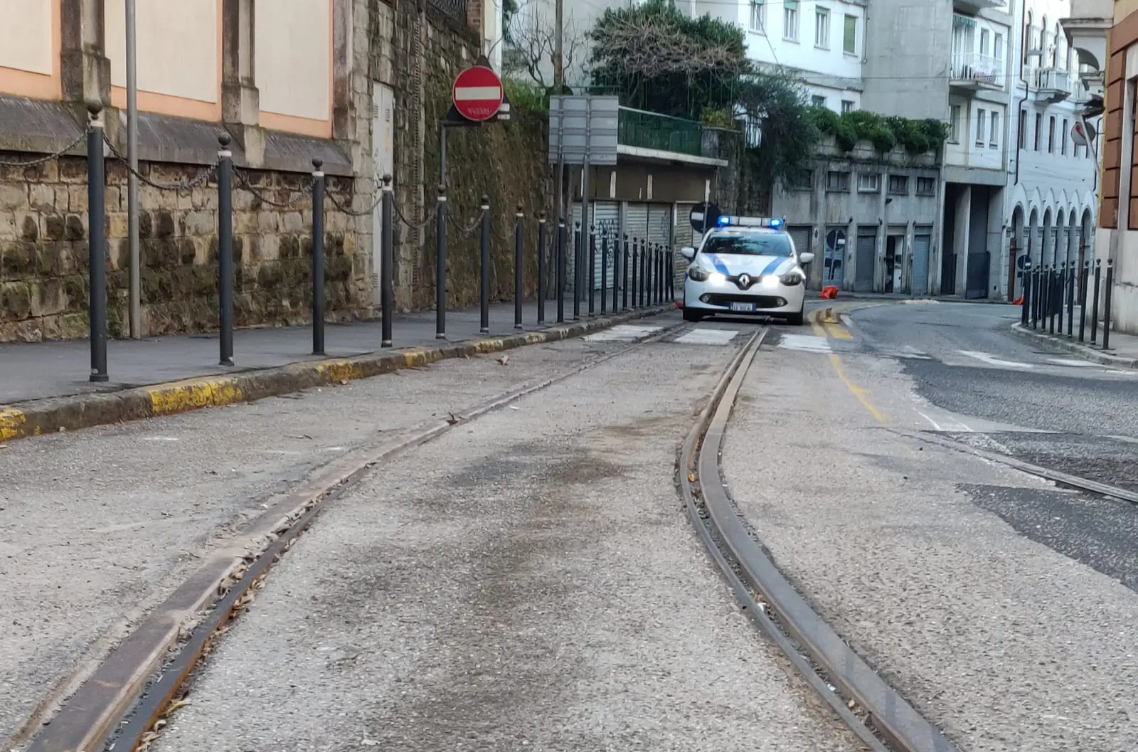 I vigili sulle rotaie del tram in attesa delle prove tecniche (Lasorte)