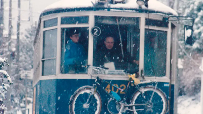 Una suggestiva immagine del tram di Opicina durante una nevicata negli anni Ottanta