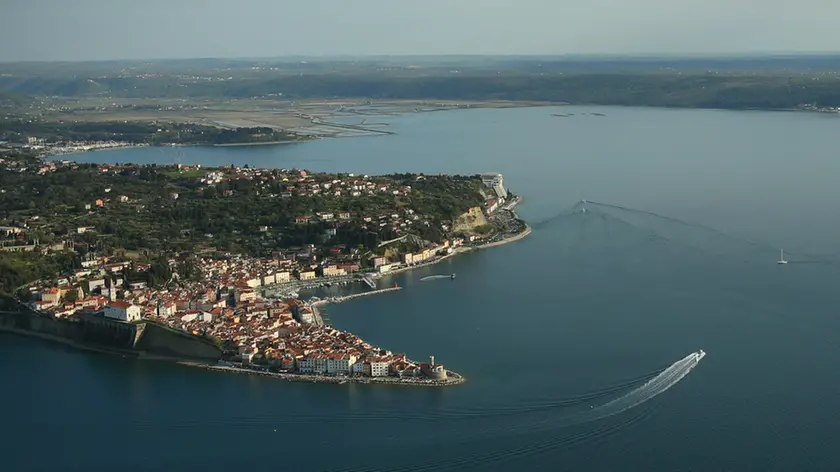 Il golfo di Pirano conteso tra Slovenia e Croazia in un’immagine aerea