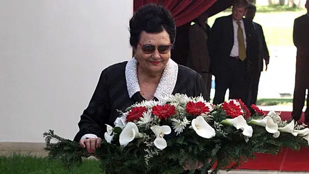 Ovanka Broz, widow of former Yugoslav leader Josip Broz Tito, lays down a bouquet of flowers on the grave of the country's former President on a cemetery in Belgrade Thursday, 04 May 2000, on the 20th anniversary of his death. SUKI/ANSA