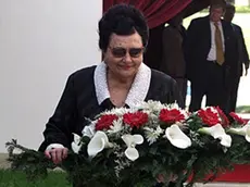 Ovanka Broz, widow of former Yugoslav leader Josip Broz Tito, lays down a bouquet of flowers on the grave of the country's former President on a cemetery in Belgrade Thursday, 04 May 2000, on the 20th anniversary of his death. SUKI/ANSA