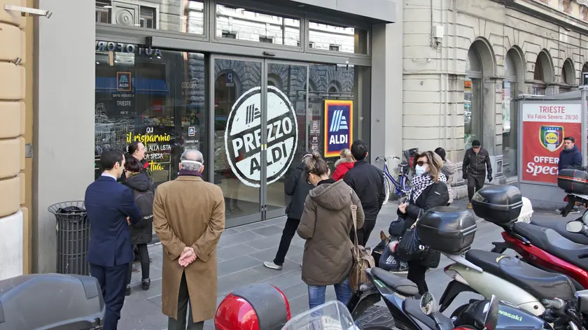 Lasorte Trieste 12/03/20 - Emergenza Coronavirus, Via Coroneo, Gente in attesa di entrare al Supermercato ALDI