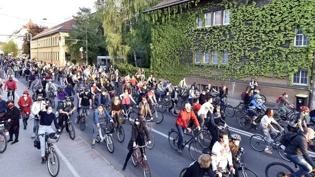 Slovenija, Ljubljana, 08.05.2020, 08. maj 2020 Protest iz balkonov na kolesa, protestniki, policija, proti vladne demonstracije, kornavirus, Covid 19,kolo Foto:Žiga Živuloviè jr./BOBO