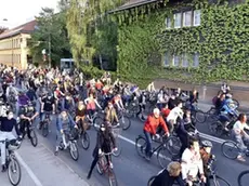 Slovenija, Ljubljana, 08.05.2020, 08. maj 2020 Protest iz balkonov na kolesa, protestniki, policija, proti vladne demonstracije, kornavirus, Covid 19,kolo Foto:Žiga Živuloviè jr./BOBO