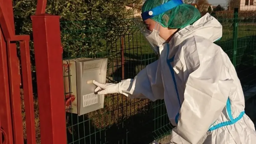 Una dottoressa della task forse anti-Covid suona un campanello