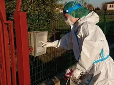 Una dottoressa della task forse anti-Covid suona un campanello