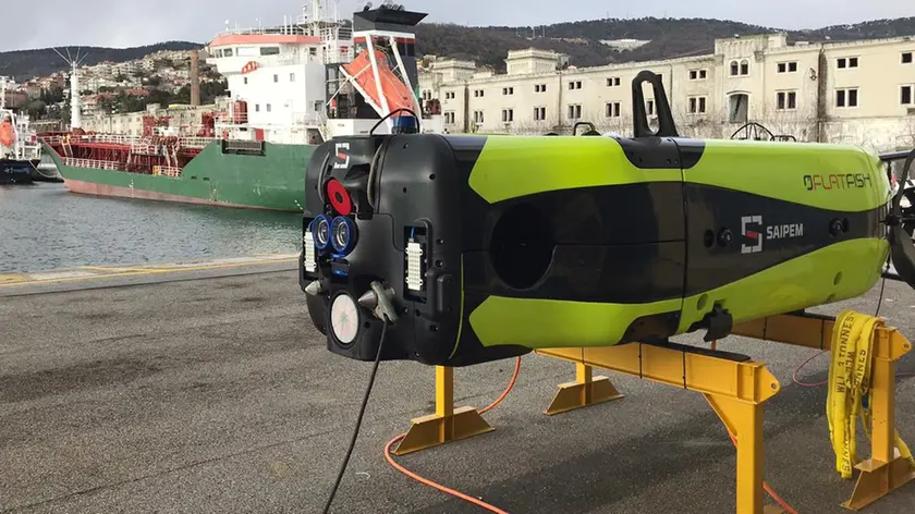 Il drone FlatFish sullo sfondo del Porto Vecchio: si muove in modalità wireless sui fondali