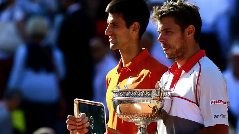 epa04788305 Winner Stan Wawrinka of Switzerland (R) and runner-up Novak Djokovic of Serbia pose with their trophies after the men's final match for the French Open tennis tournament at Roland Garros in Paris, France, 07 June 2015. EPA/ROBERT GHEMENT