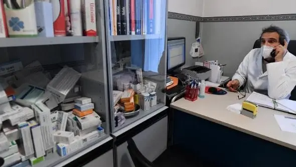 Un medico di medicina generale al lavoro in ambulatorio in una foto di repertorio
