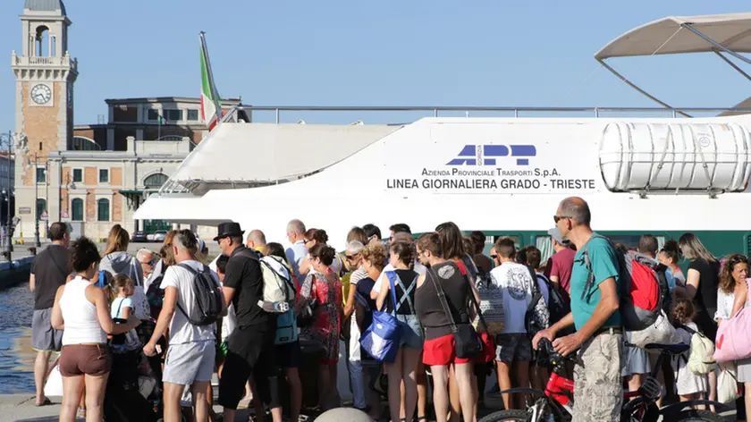 Passeggeri pronti all’imbarco sul Delfino Verde in una foto dello scorso anno