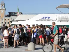 Passeggeri pronti all’imbarco sul Delfino Verde in una foto dello scorso anno