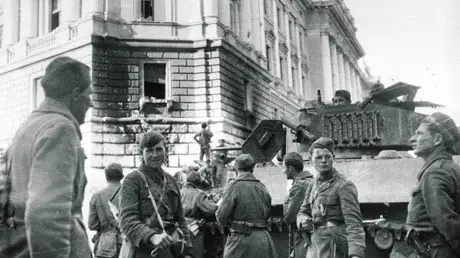 Truppe del IX Korpus dell'Esercito di liberazione della Jugoslavia davanti al tribunale, roccaforte nazista