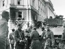 Truppe del IX Korpus dell'Esercito di liberazione della Jugoslavia davanti al tribunale, roccaforte nazista