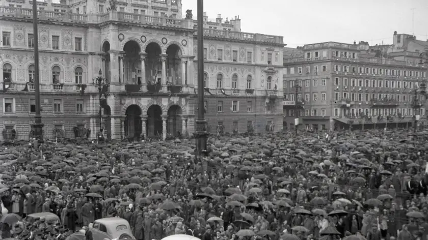 Il mare di ombrelli in piazza nel giorno del ritorno di Trieste all’Italia, il 26 ottobre del 1954. foto Adriano De Rota