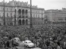 Il mare di ombrelli in piazza nel giorno del ritorno di Trieste all’Italia, il 26 ottobre del 1954. foto Adriano De Rota