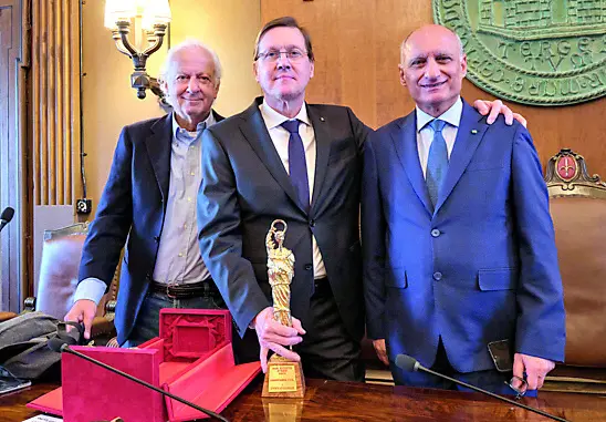 Enrico Samer in centro con il San Giusto d’Oro, a sinistra il presidente dell'Assostampa Fvg Carlo Muscatello, a destra il presidente del Consiglio comunale Francesco di Paola Panteca