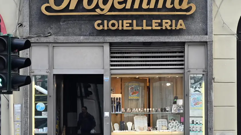 La gioielleria di via Carducci dov’è avvenuta la tentata rapina. Bruni