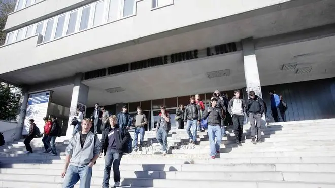 sterle trieste studenti del volta all'uscita della scuola pregasi gentilmente di conservare queste foto alla c a dott livio missio grazie