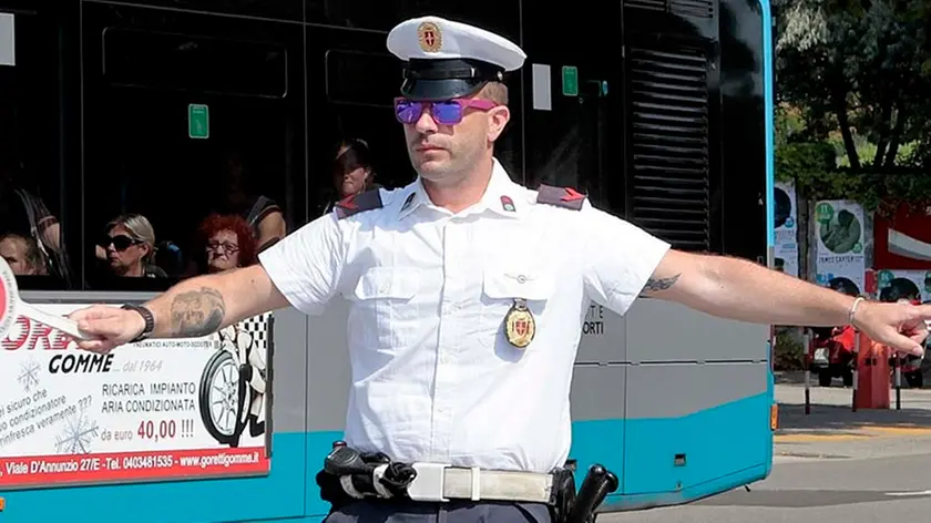 Un agente della polizia locale
