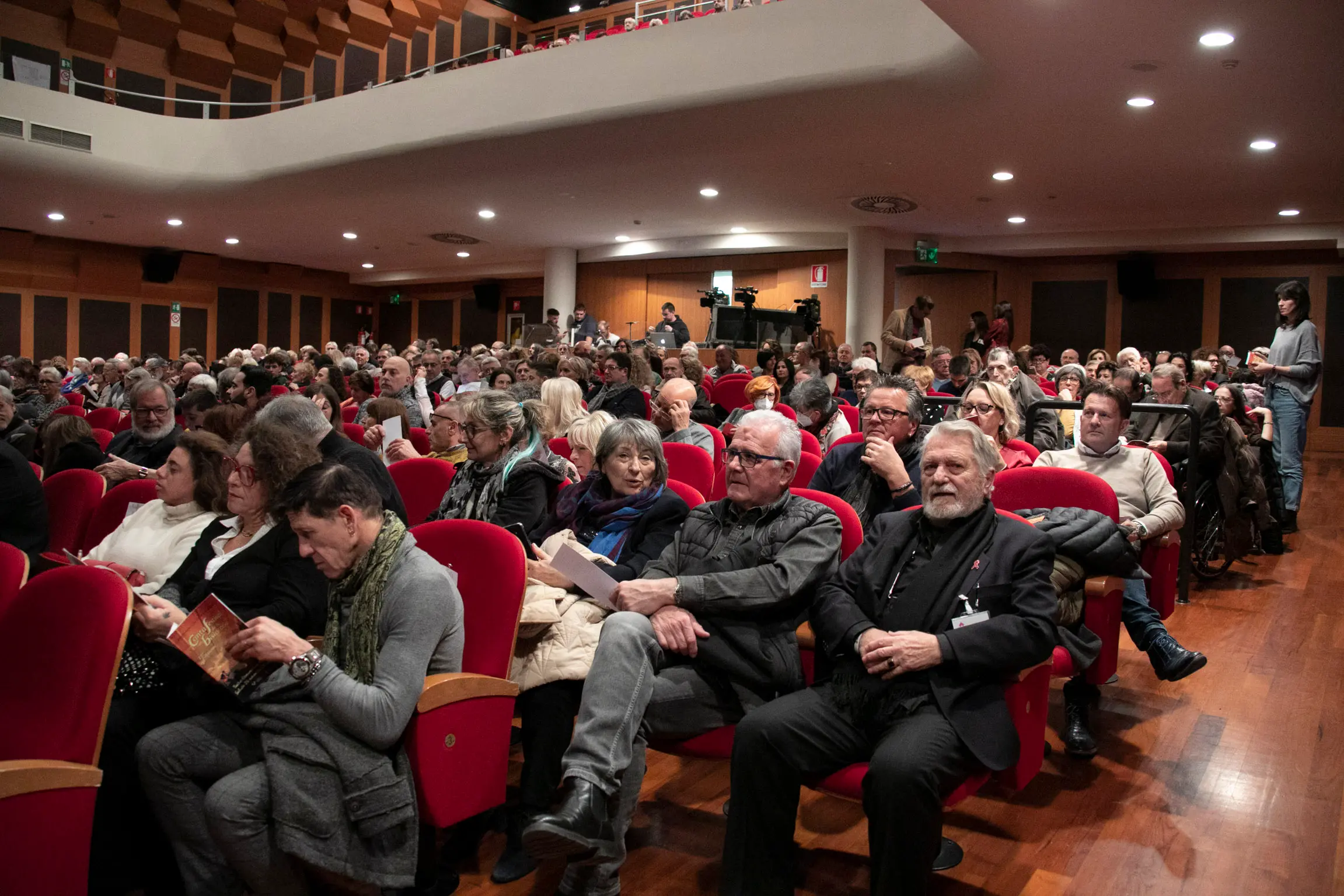 Trionfo di partecipazione e di pubblico al 18° CantaFestival de la Bisiacaria, il cosiddetto “Sanremo bisiaco” edizione 2022, in programma al Teatro Comunale di Monfalcone. A vincere con 412 voti, tra una pioggia di coriandoli e di applausi la canzone “Al pianista e la balarina”, un brano cantato da Manuel Dominko di Gorizia e Martina Zerjal di Trieste (testo di Marco Giovanetti, musica di Manuel Dominko). La coppia ha ricevuto il premio dal sindaco Anna Maria Cisint e dal presidente della Pro loco Giorgio Iuretta. Le foto sono di Katia Bonaventura